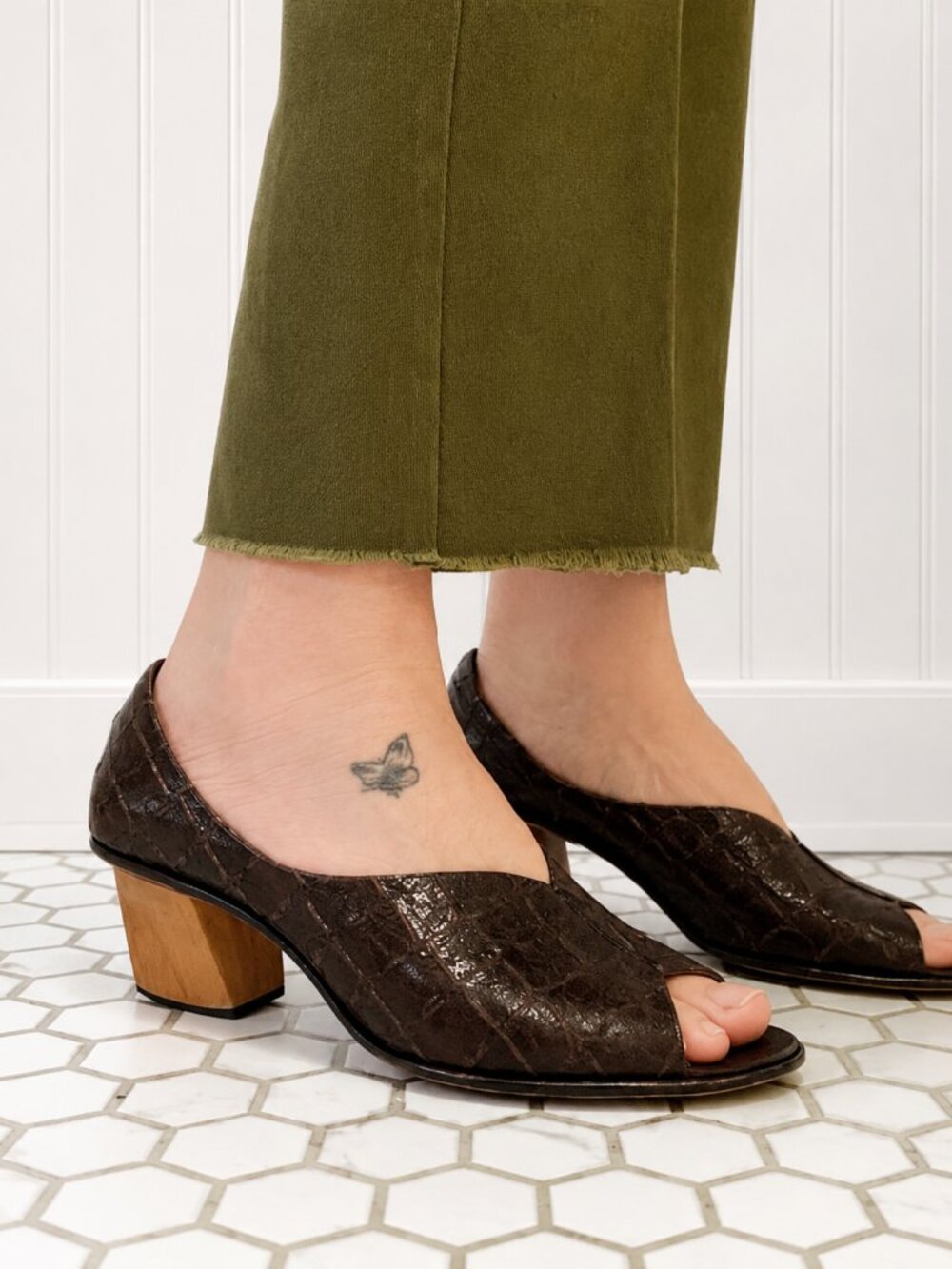 Cydwoq Leather Peep Toe Heels Style Town Size 39.5/  US 9.5 Embossed Brown